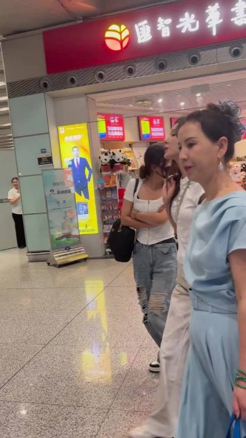 张予曦和妈妈一起手拉手出行，原相机镜头下美爆了