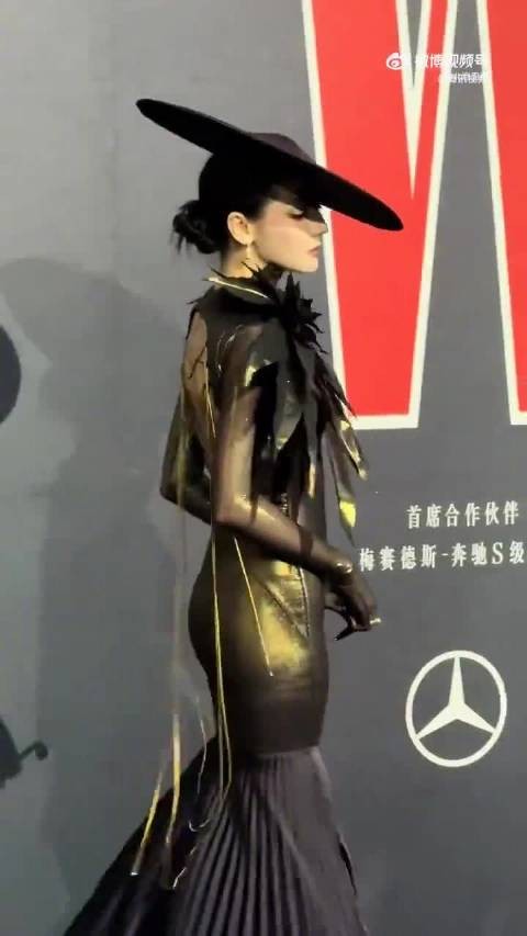 迪丽热巴亮相W盛典红毯引爆全场