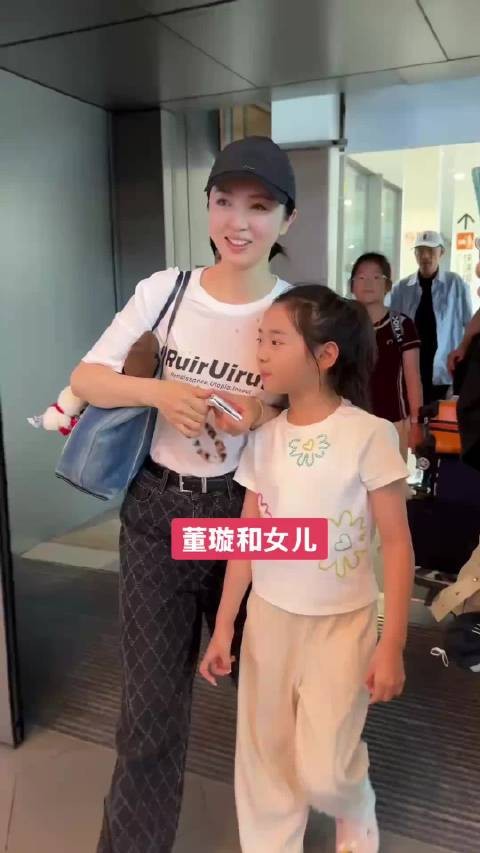 董璇女儿小酒窝回应路人出道提问，坦言学习更重要