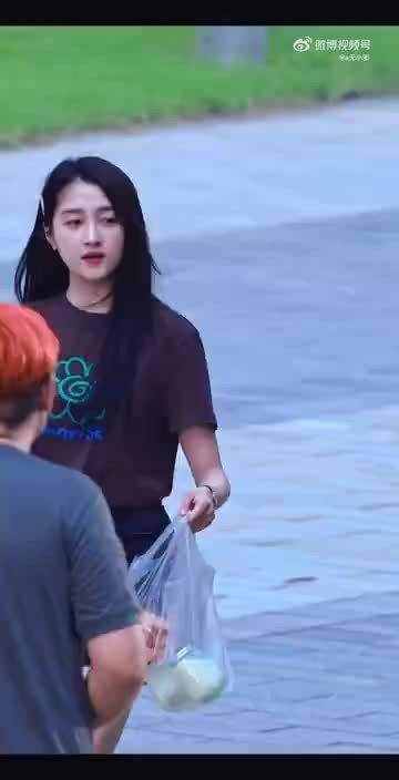 关晓彤校服造型诠释青春千金感
