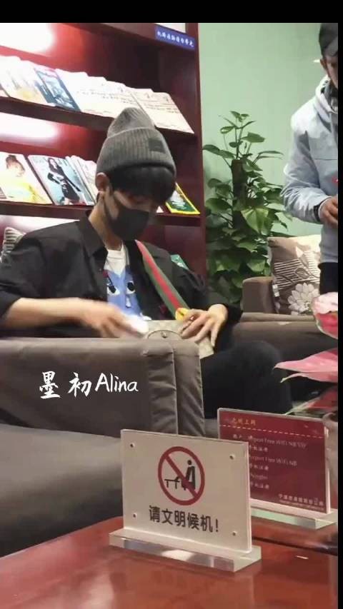 好乖呀，感觉一颗糖就能骗回家的那种～xz