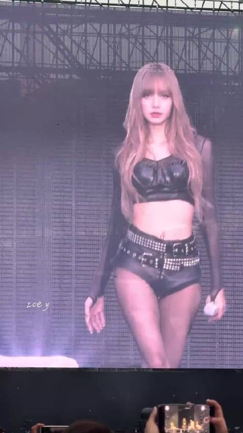 今天的lisa像美神降临 堪比建模