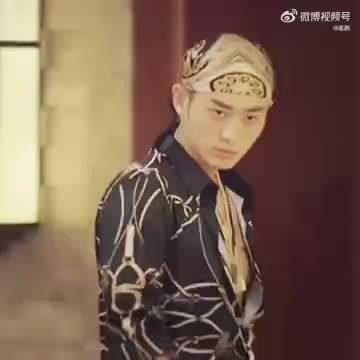 沈星毛攀新剧角色反转，筷子扎脸戏引热议