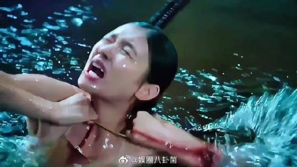 美人鱼被大肆杀戮 人鱼师出场真霸气，直接掀翻全场！