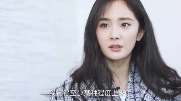 杨幂参加活动被男星当众搂腰,有谁注意她的反应?网友:刷新三观