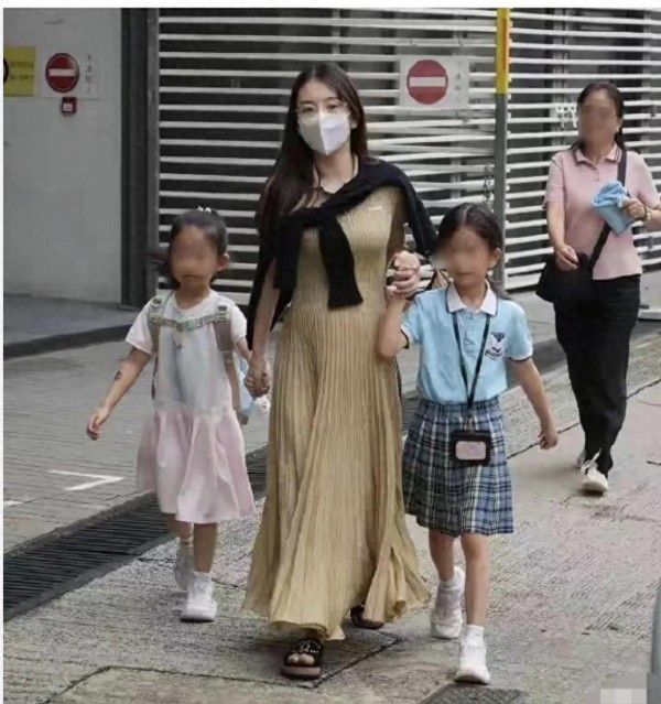 38岁方媛被偶遇：挺着8个月孕肚送孩子，两个女儿一左一右很可爱