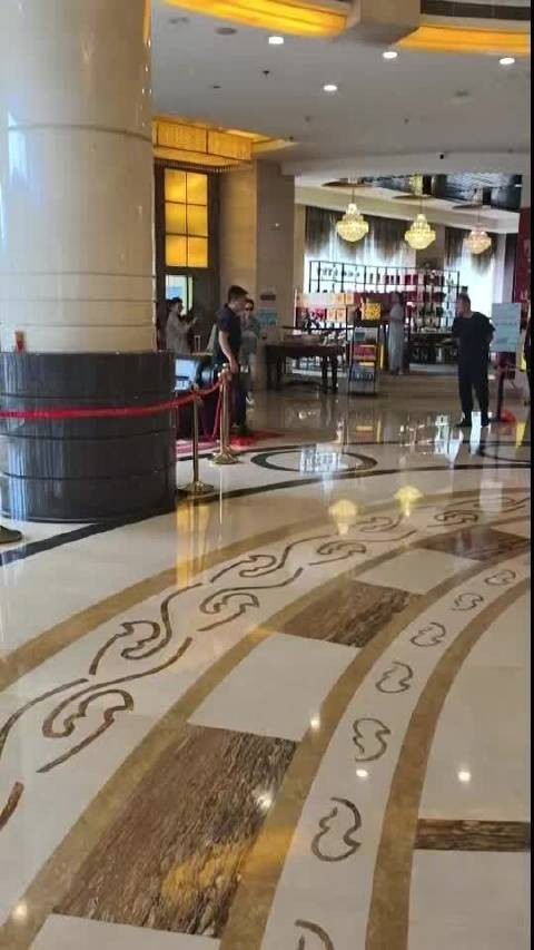 蒋一侨牛仔装持虎头扇展现酷甜反差