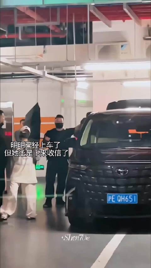 赵露思线下活动眼神真挚引粉丝赞叹