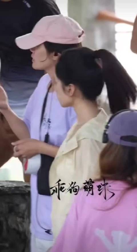 张婧仪 // 圆规一样的头骨……我想象中自己把头发全扎起来长这样