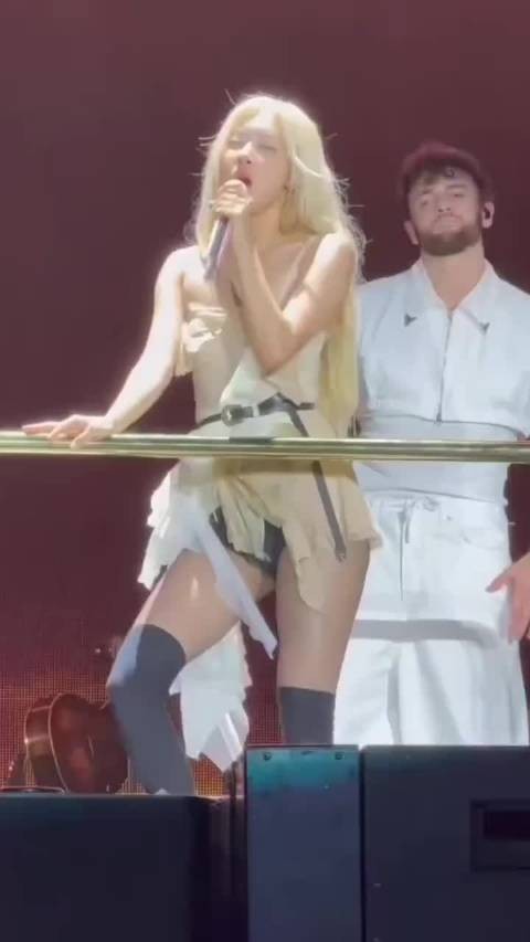 朴彩英ROSÉ这舞台一点不输Lisa