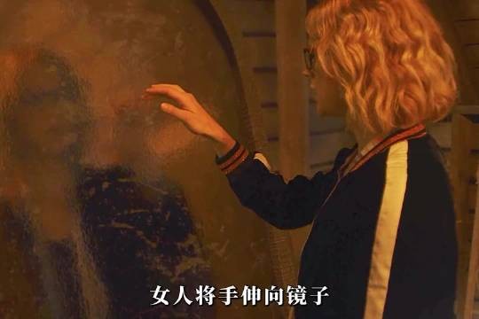 几个穷小子意外发现，家中的一面镜子竟连接着宇宙中的平行世界