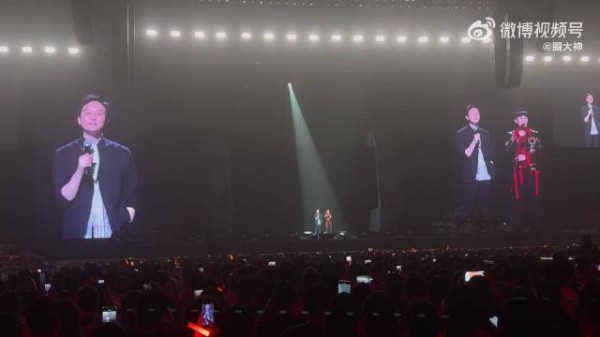 陈小春演唱会现场为张智霖庆生
