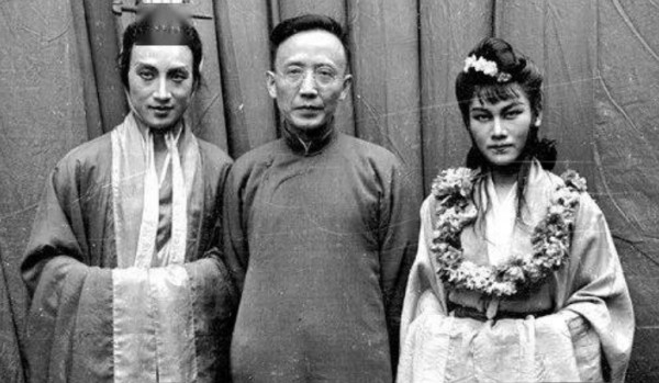 郭沫若用4字骂鲁迅，鲁迅用5字回骂，世人笑称：这便是郭沫若