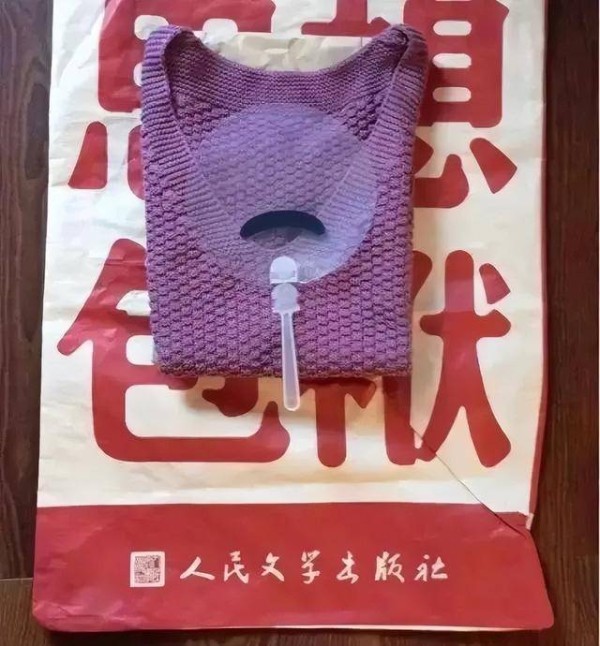 “鲁迅同款毛背心”爆火！出版社：有作家说穿上之后写稿更快了，鲁迅长孙回应