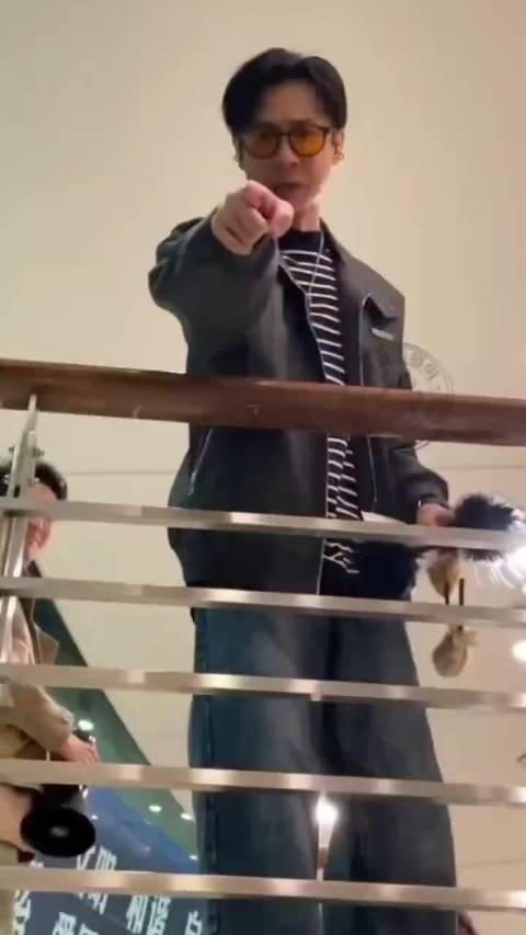 张维伊：女人你成功的引起了我的注意 霸总上身了张维伊哈哈哈哈哈哈