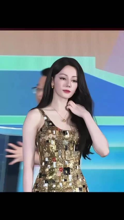 迪丽热巴真的好美,把金色珍珠戴的如此优雅高贵,完全美神降临