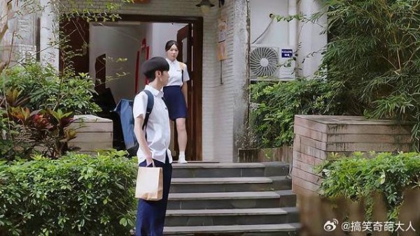 校草专门给女学霸带早餐，哪料她一转头就给了学渣！