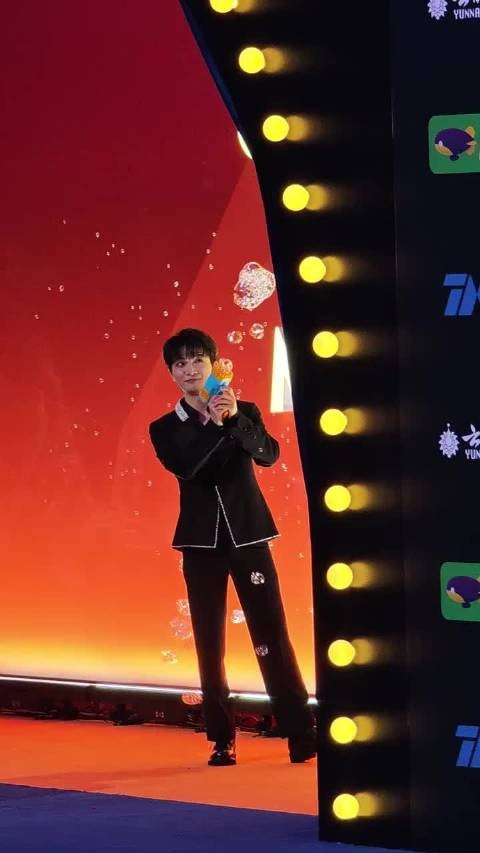 周深好可爱好萌啊!红毯被他走出了新高度!