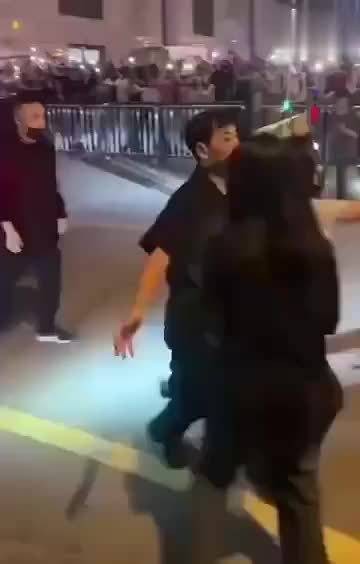 网友爆料：没门票的女粉丝强闯进去某某少年团演唱会