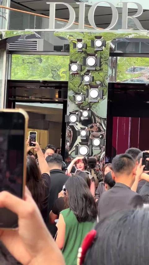 迪丽热巴拍摄现场造型惊艳如维纳斯