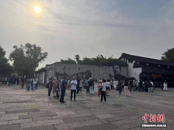 浙江绍兴“鲁迅夹烟”画墙被投诉 学者：不宜轻易更换