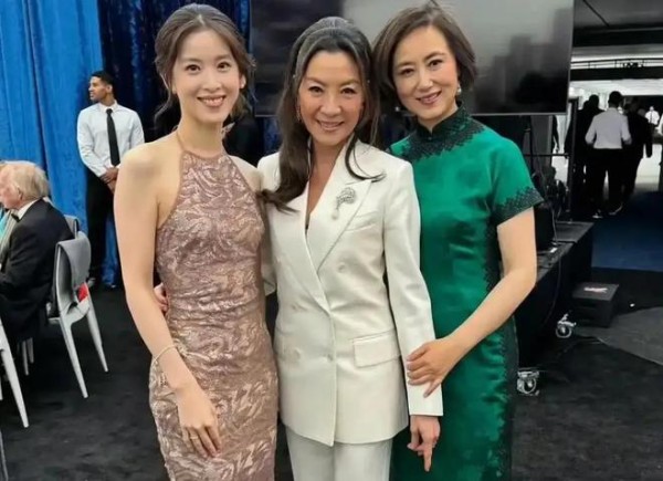 章泽天和杨紫琼合影：章泽天素颜扮鬼脸，杨紫琼戴墨镜笑得开心