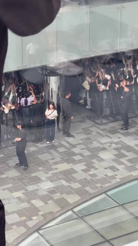 迪丽热巴三里屯生图曝光，颜值引路人惊叹