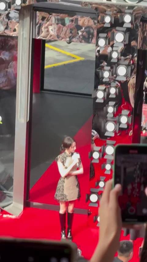 迪丽热巴穿Dior高定现身三里屯，生图惊艳如品牌TVC