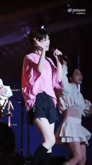 和之前马丽的那个头绳有异曲同工之妙，明天我就把门禁卡别腰上！
