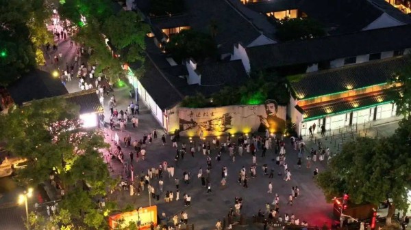 鲁迅纪念馆回应“夹烟”墙画遭投诉