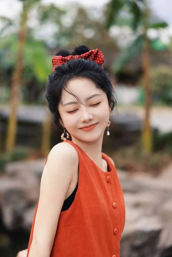 谭松韵带波点蝴蝶结，灵动俏皮。