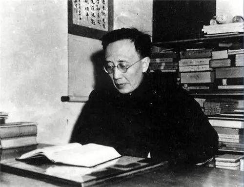 郭沫若4字嘲笑鲁迅，鲁迅加1字回怼，众人笑称：这就是老郭的一生