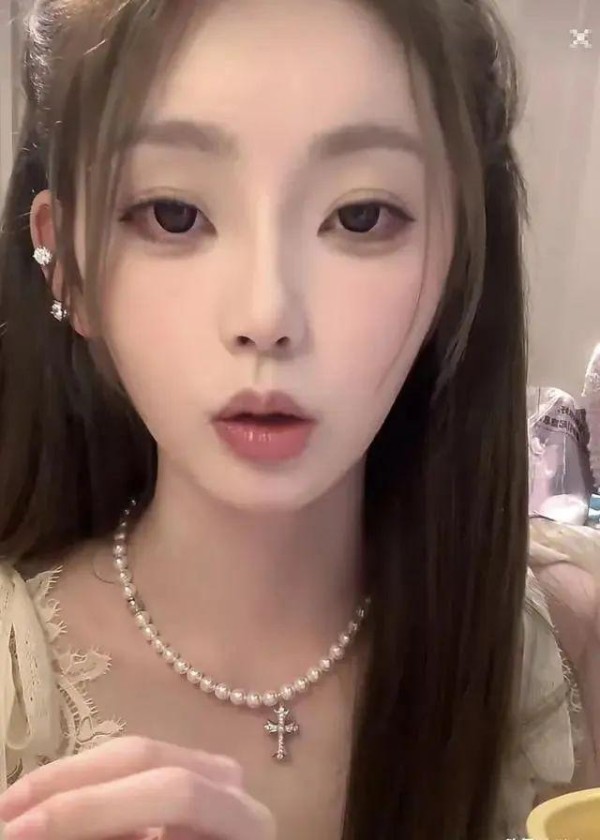 懒懒疑已搬出王思聪豪宅，眼睛红肿开播卖货，结果评论区大翻车
