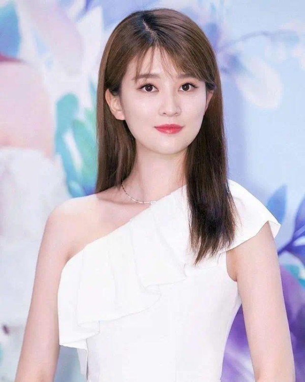 乔欣嫁入深圳500亿豪门：娘家父母身家80亿，2人相恋经历曲折离奇