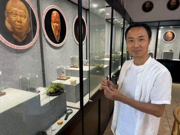 核雕手艺人张冬：以刀为笔坚守技艺 方寸核间刻画众生