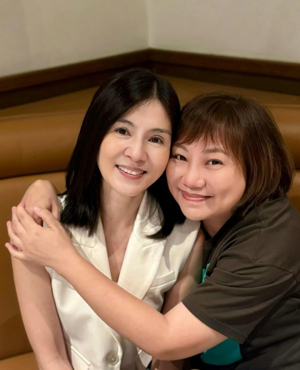 51岁杨采妮近况曝光，低调返港与好友聚会，素颜出镜状态似少女