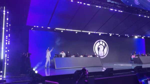 iG和BLG赛后碰拳,Shy哥特别开心的比一!