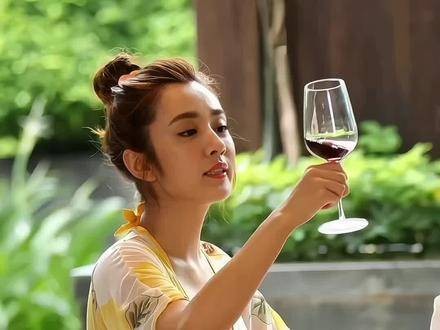 王晓晨的迷人风采,尽显清纯之美,令人赞叹