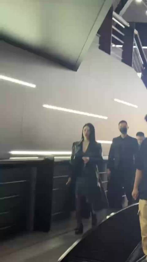 张雨绮全黑造型诠释高级感，黑长直红唇气场全开