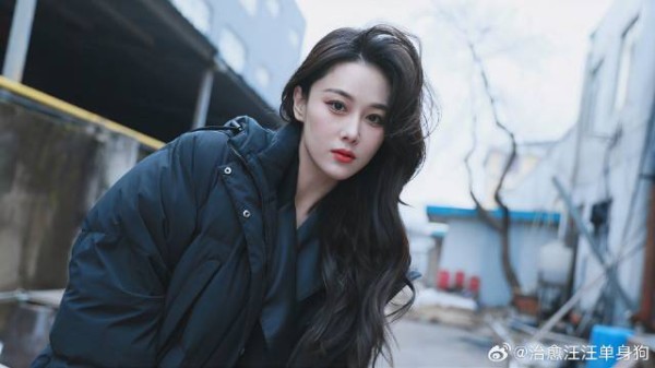 张馨予何捷街头散步被偶遇，两人穿搭休闲低调，互动氛围超恩爱
