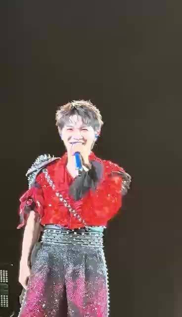 周深贵阳演唱会即兴押韵自称小天才