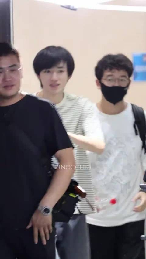 宋亚轩清晨素颜出镜，蓬蓬头碎发尽显少年感