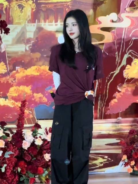 鞠婧祎阿黛下班被拍,情绪激动落泪
