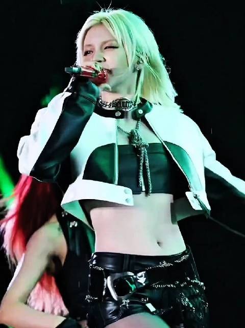宋雨琦芭莎之夜献唱Radio获赞神女look