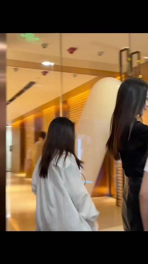 宋轶穿秋裤状态在线，剧组路透活动美照吸睛