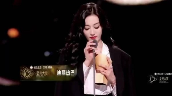 长达二十分钟的恶意怼脸拍，镜头霸凌，到底有多红才不会被欺负