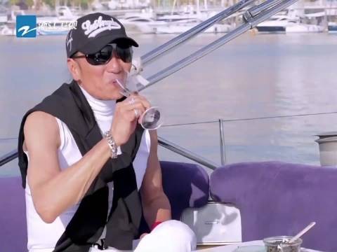 89岁谢贤状态佳，与儿子谢霆锋同显年轻