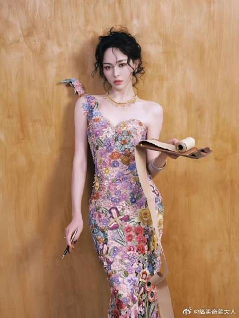 唐嫣扑面而来的花香, 仿佛美神降临,优雅又灵动!