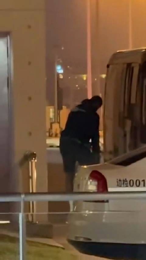 詹姆斯着陆上海，拿完行李就走，女球迷爆粗口：这也不看我们一眼