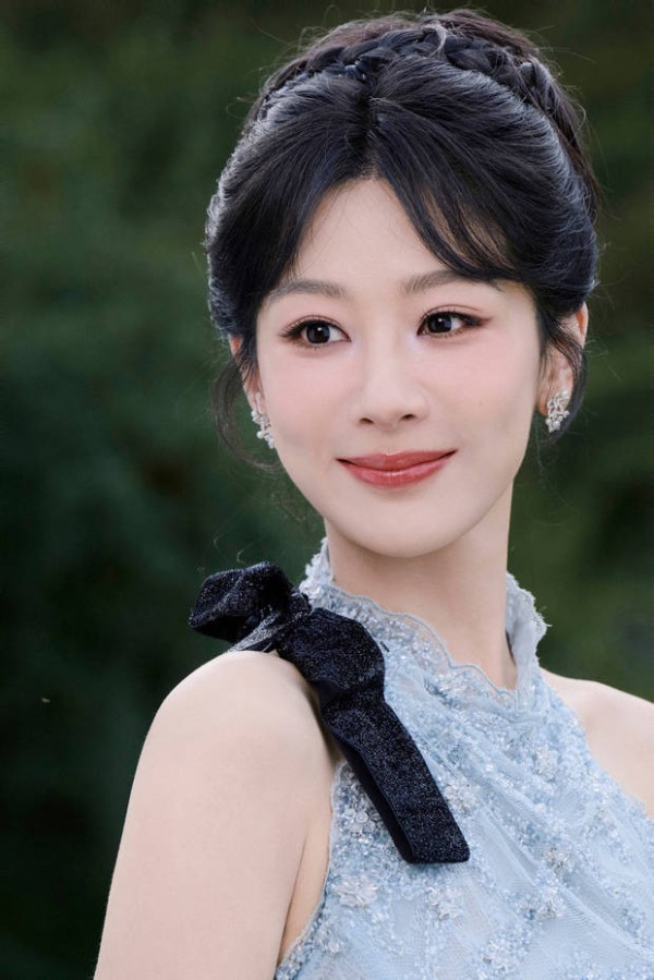杨紫笑容恬静，气质温婉。